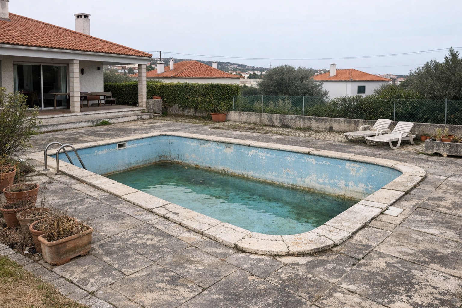 Exemplo ilustrativo de uma área de piscina antiga antes da renovação